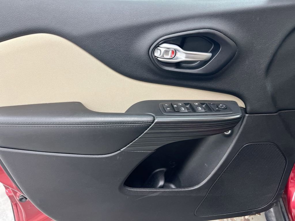 Used 2016 Jeep Cherokee Sport image 22