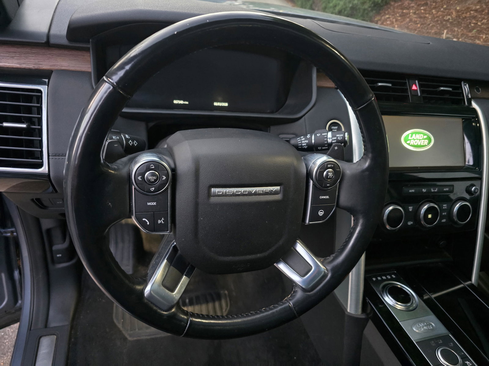 Used 2018 Land Rover Discovery HSE image 14