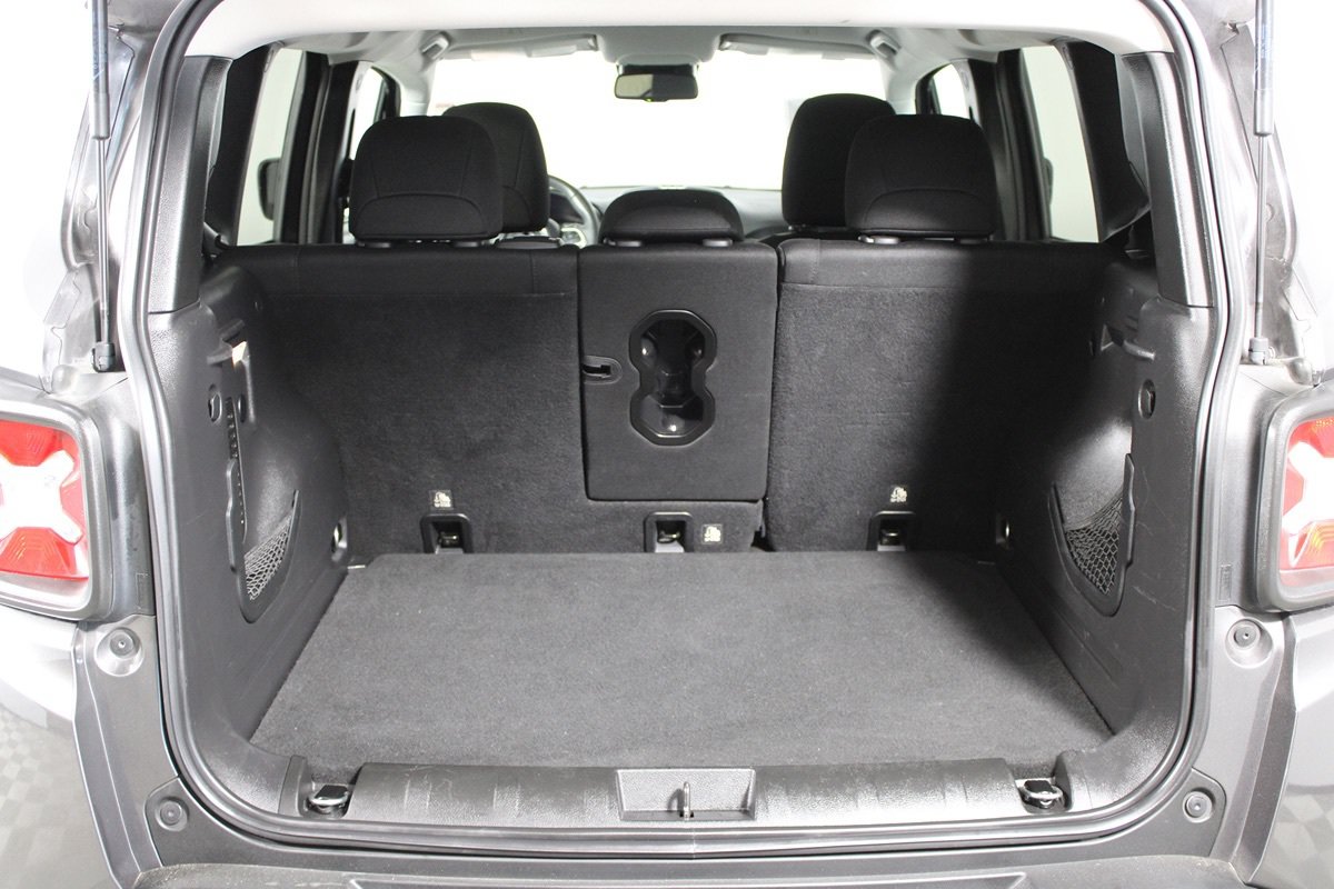 Used 2019 Jeep Renegade Latitude w/ Popular Equipment Group FWD image 16