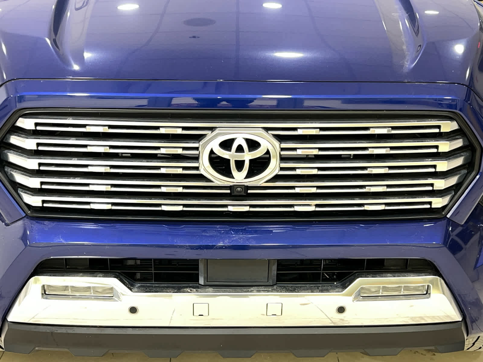 Used 2024 Toyota Tacoma Limited w/ Limited Package (LT) image 4