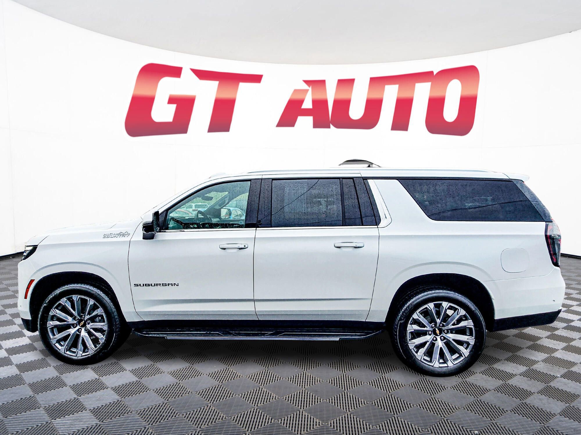 Used 2025 Chevrolet Suburban High Country image 4