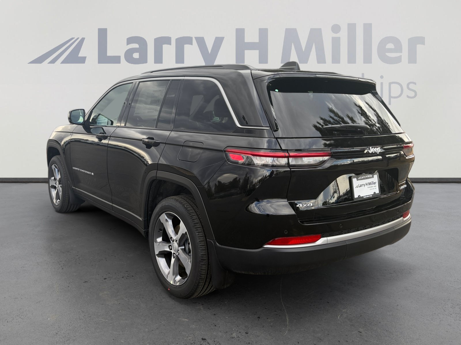 New 2026 Jeep Grand Cherokee Limited w/ Trailer Tow Package AWD/4WD image 3