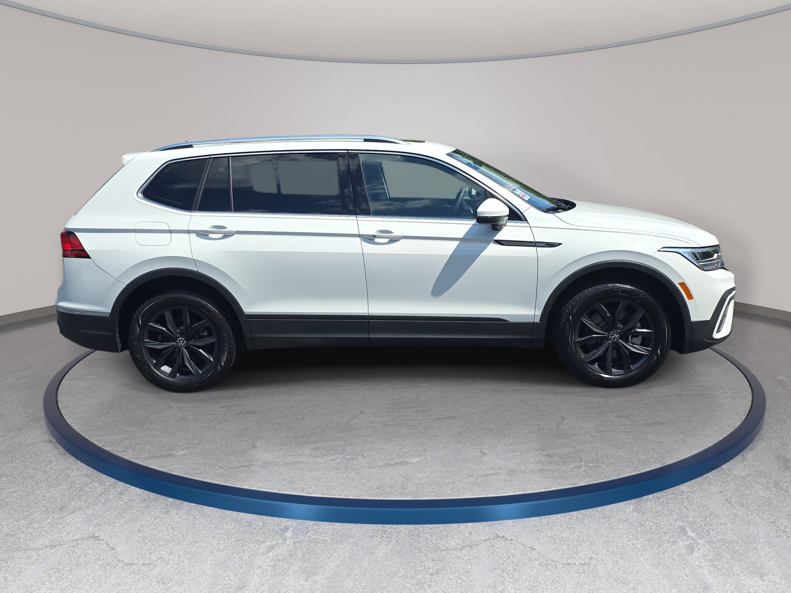 Certified 2024 Volkswagen Tiguan SE AWD/4WD image 4