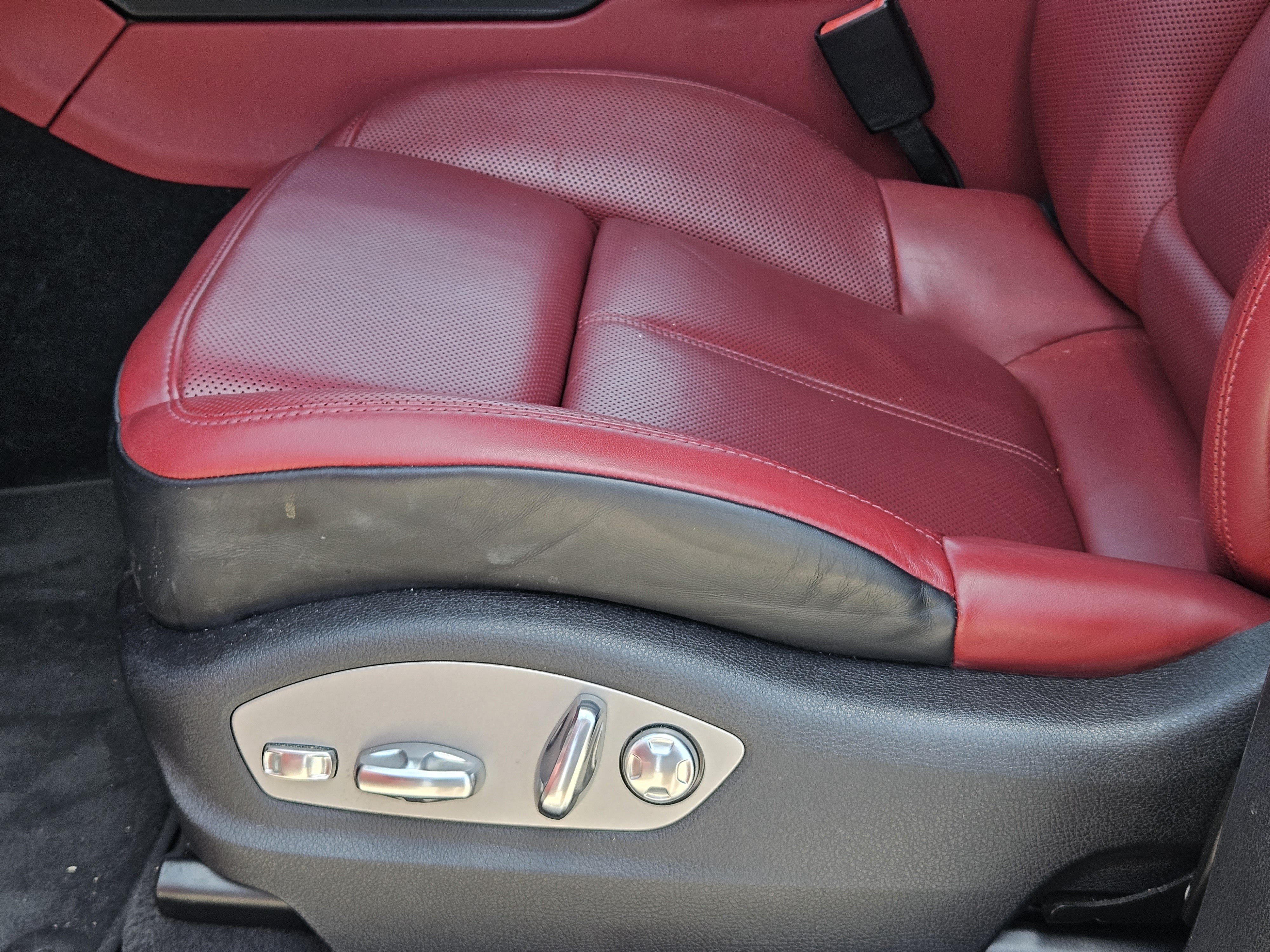 Certified 2023 Porsche Macan AWD/4WD image 23