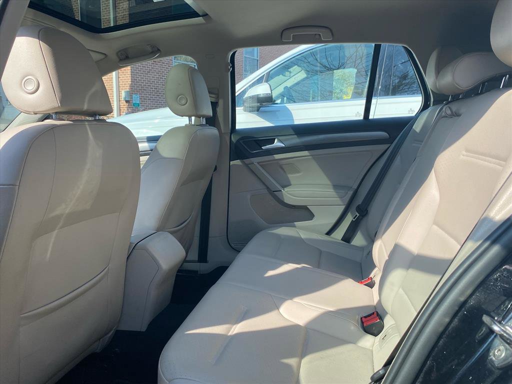 Used 2019 Volkswagen Golf SE image 19