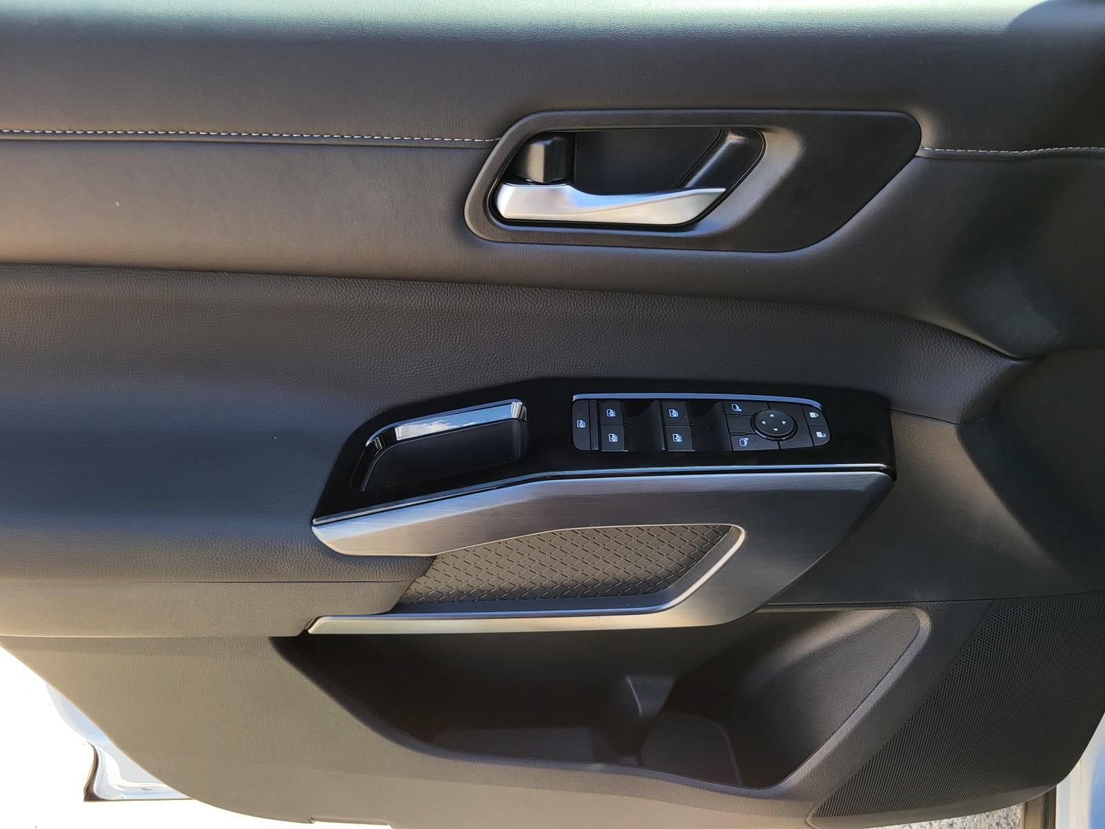 New 2026 Nissan Pathfinder SL FWD image 18