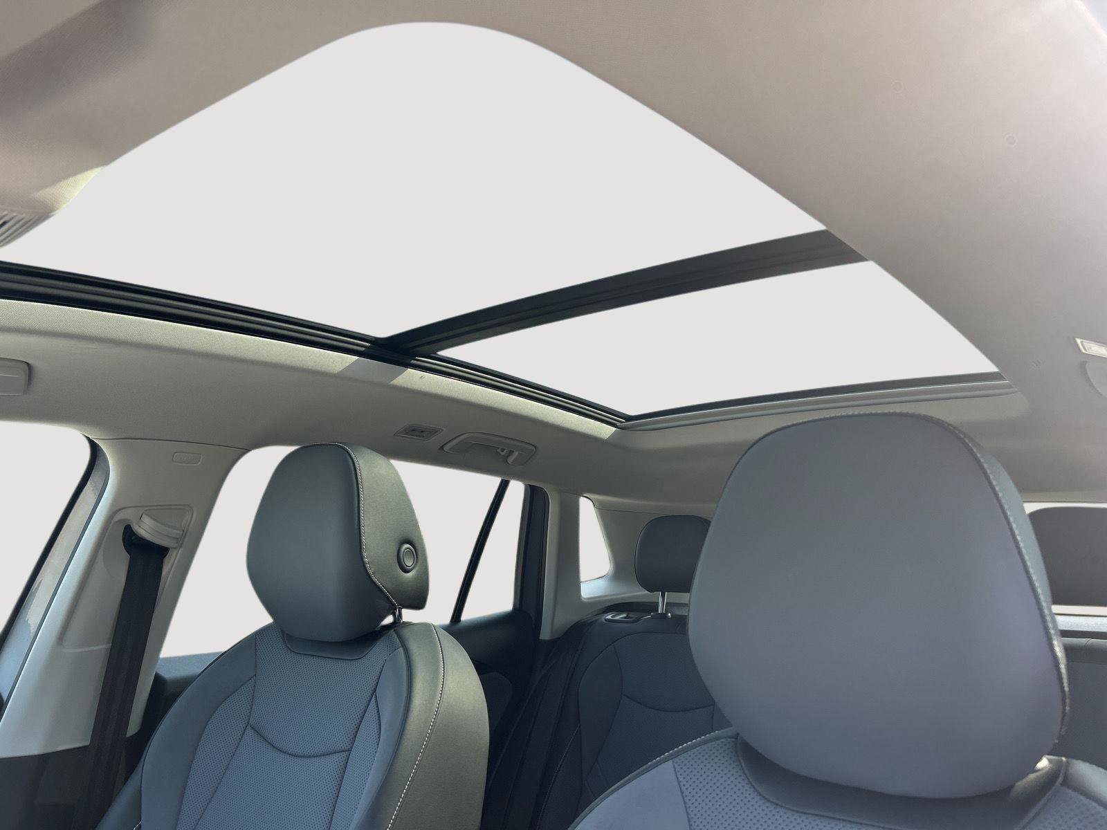 Certified 2025 Volkswagen Tiguan SE w/ Panoramic Sunroof Package AWD/4WD image 18