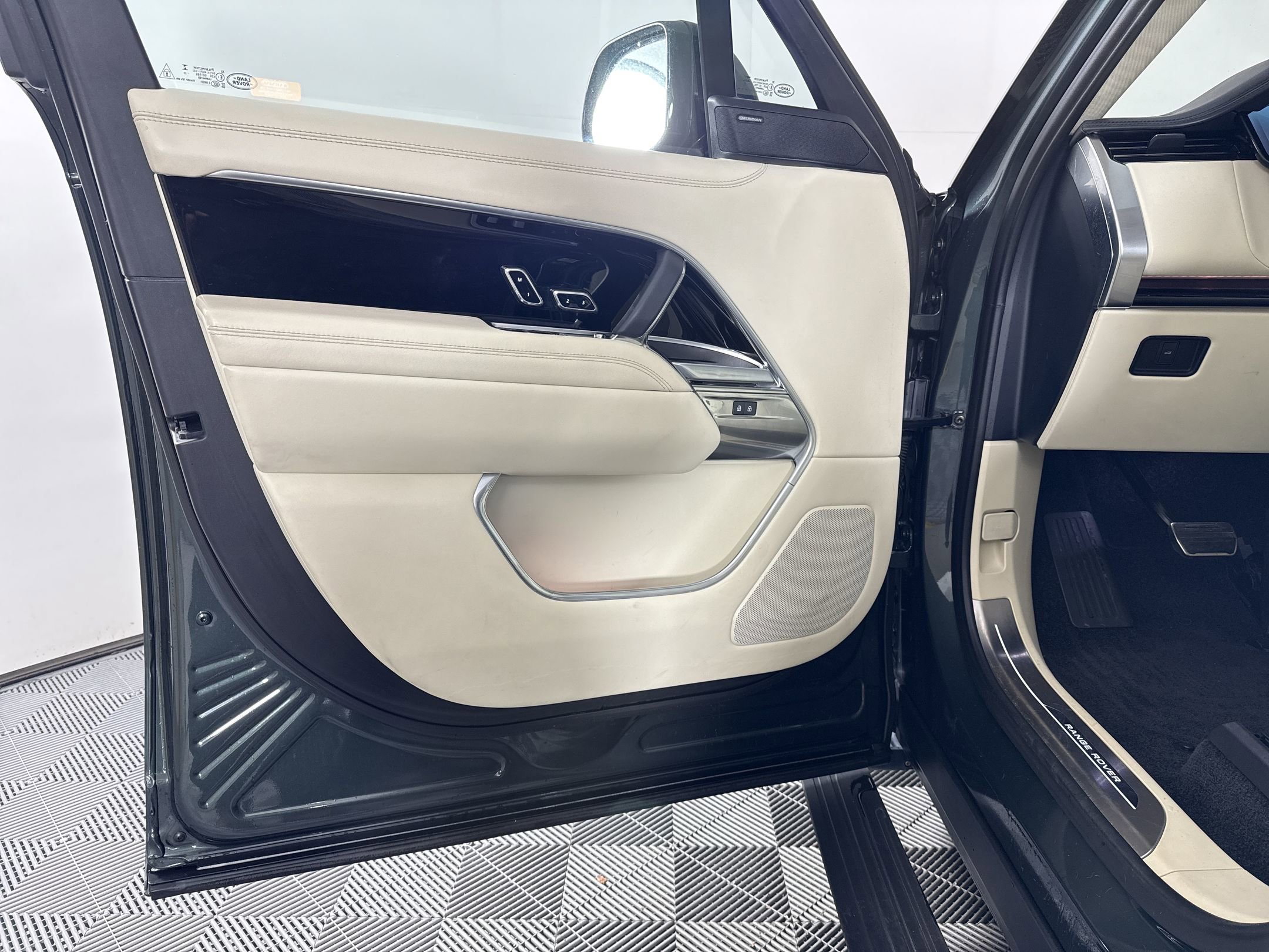 Used 2023 Land Rover Range Rover SE image 16