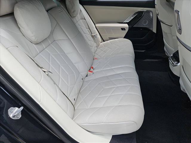 Used 2024 BMW i7 xDrive60 w/ Executive Package AWD/4WD image 19