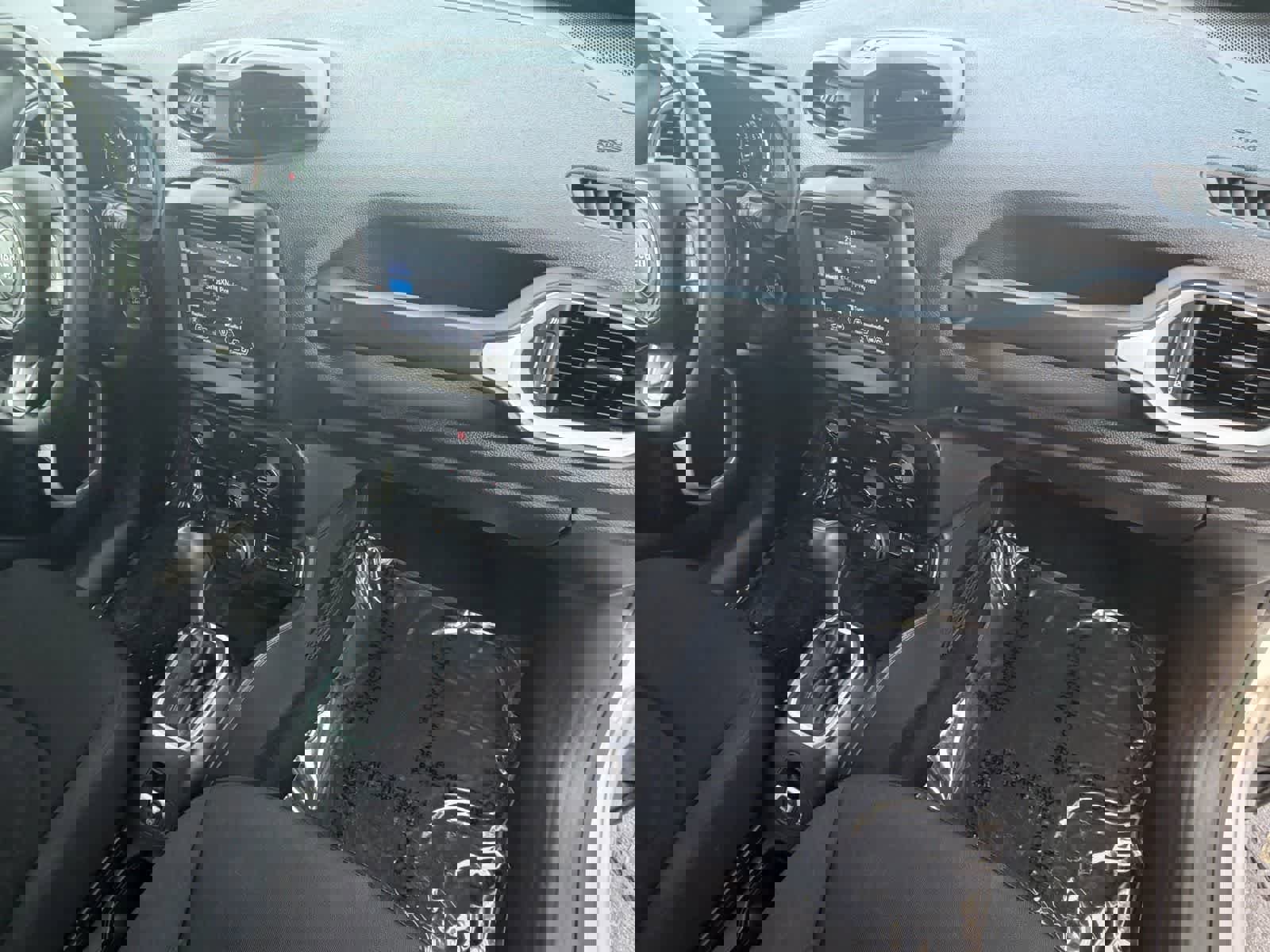 Used 2019 Jeep Renegade Latitude w/ Popular Equipment Group image 10