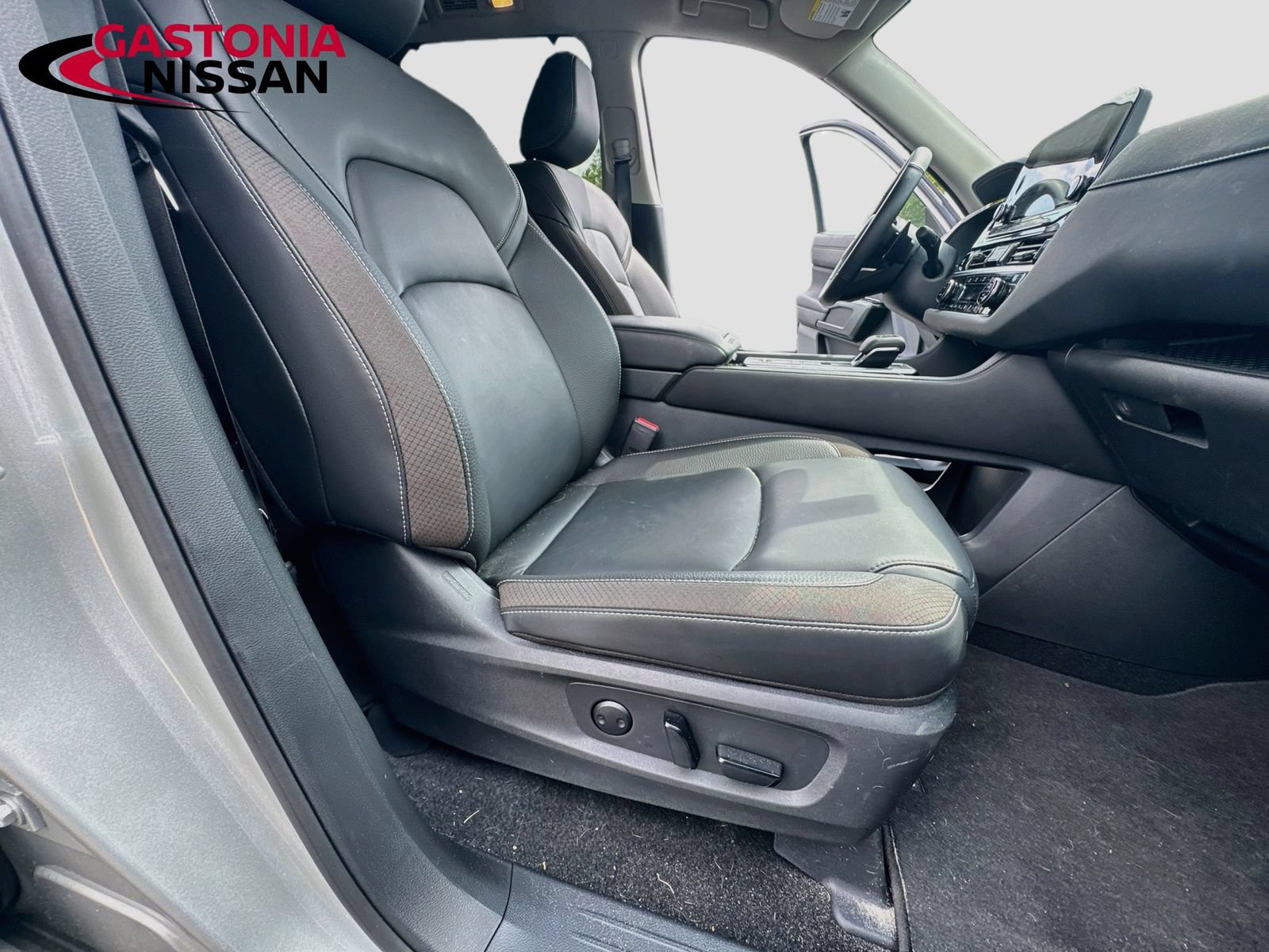 Used 2025 Nissan Pathfinder SL FWD image 35