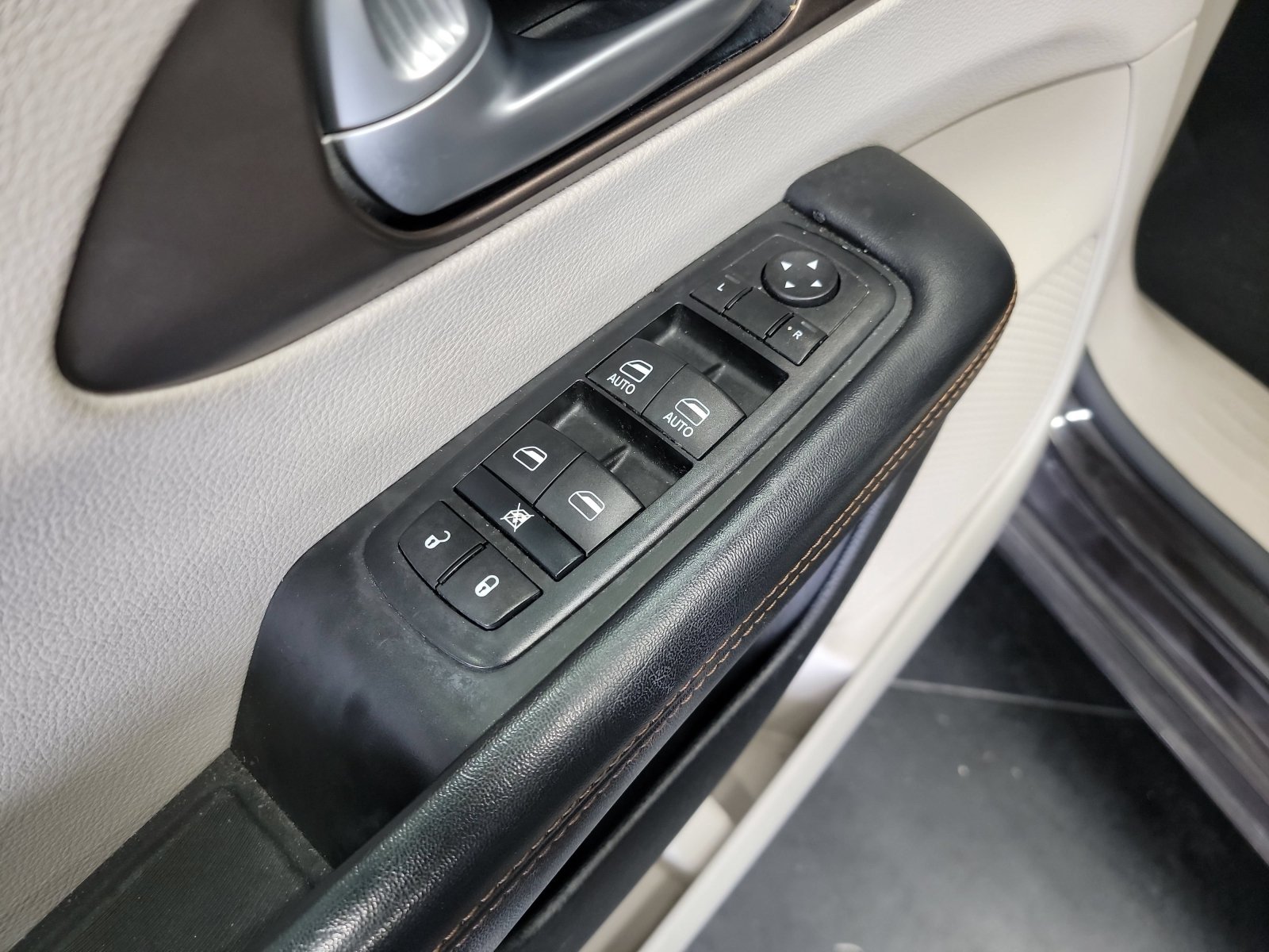 Used 2017 Chrysler Pacifica Touring-L FWD image 14