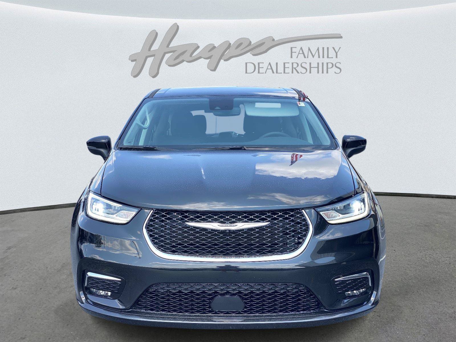 Used 2023 Chrysler Pacifica Touring-L FWD image 11