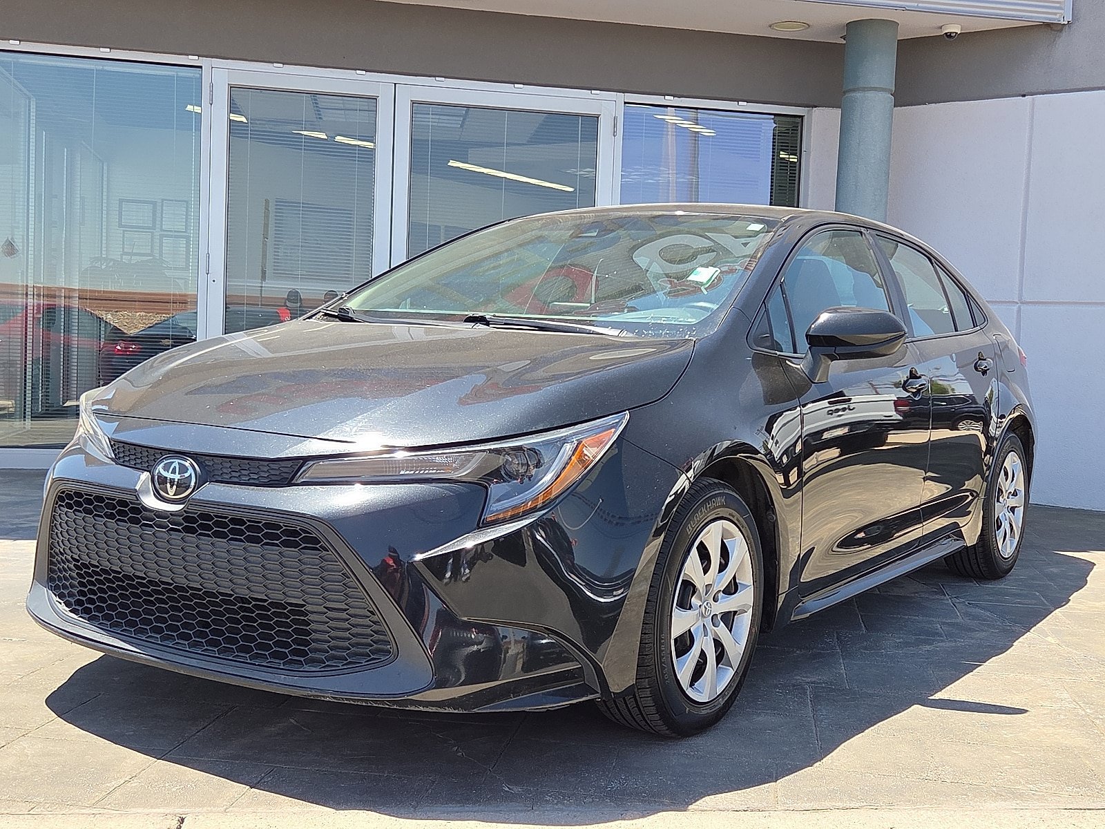 Used 2022 Toyota Corolla LE FWD image 2
