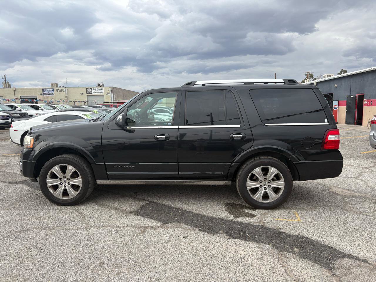 Used 2015 Ford Expedition Platinum image 2