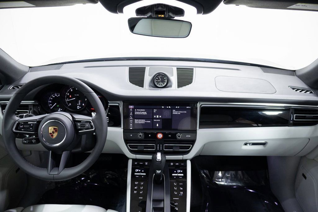 Certified 2025 Porsche Macan AWD/4WD image 13