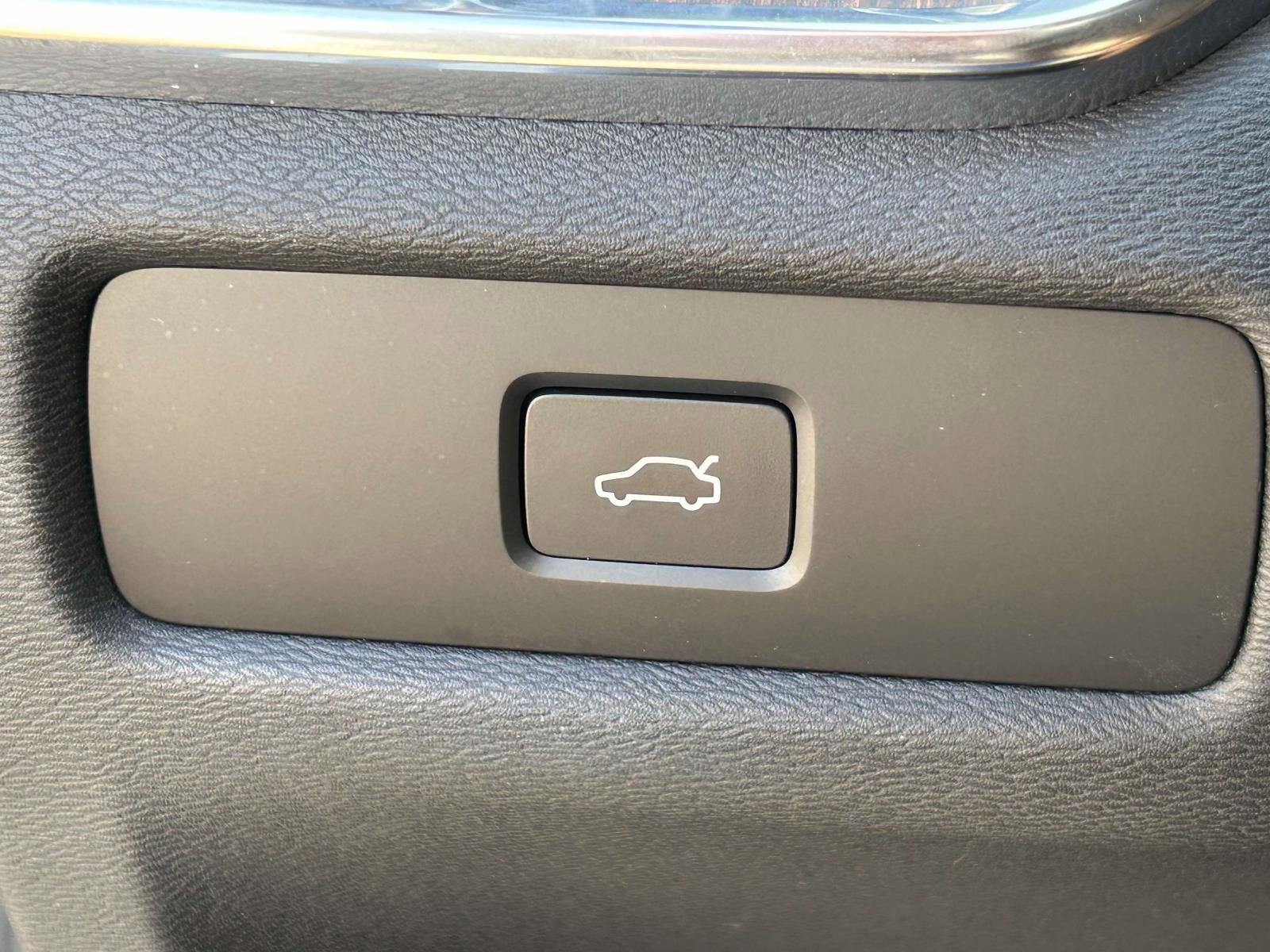 Certified 2025 Volvo V60 B5 Cross Country Plus image 24