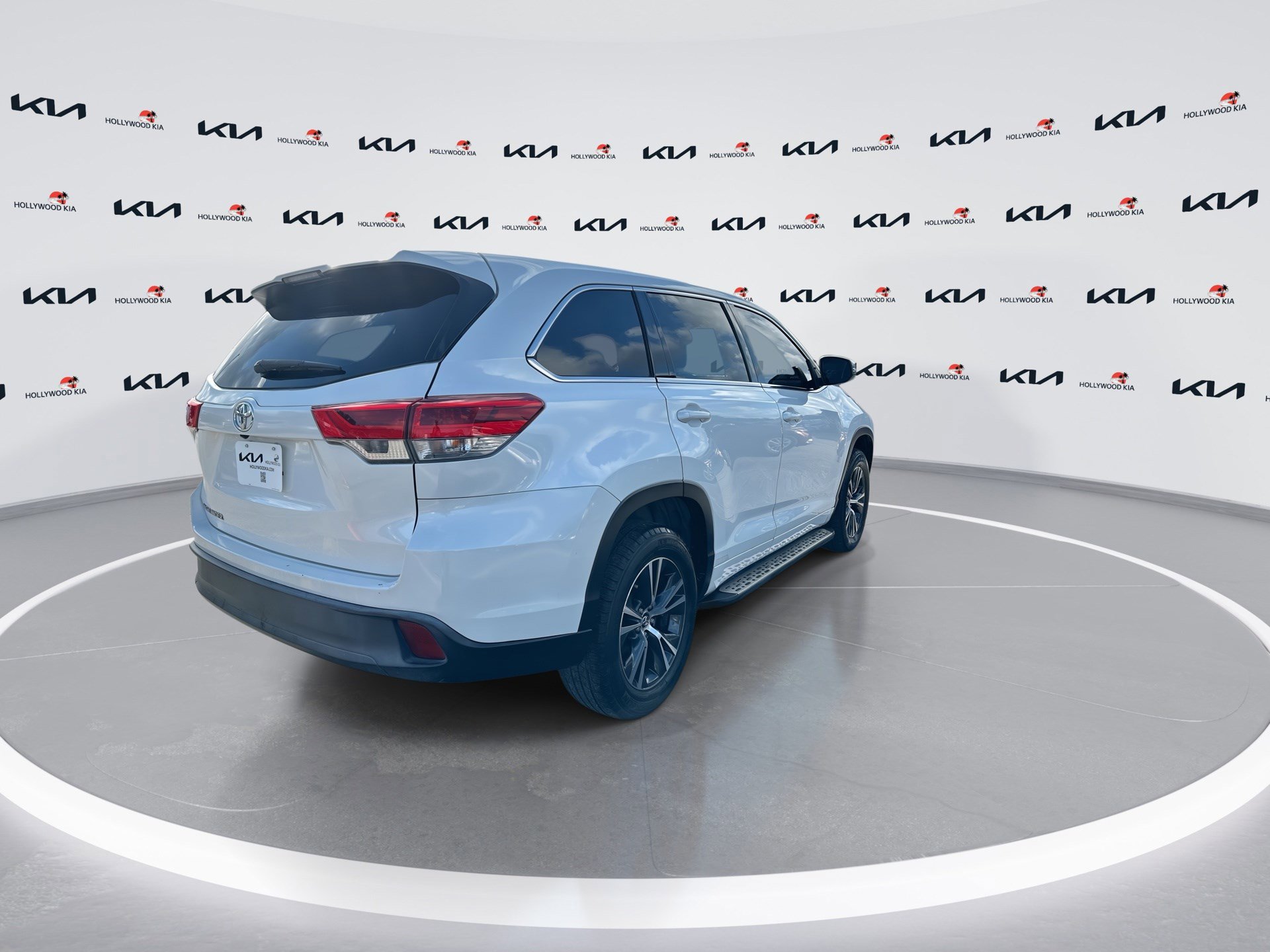Used 2018 Toyota Highlander LE image 8