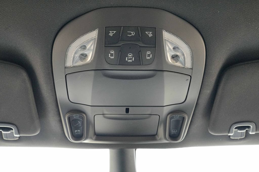 Used 2025 Chrysler Pacifica Limited FWD image 36