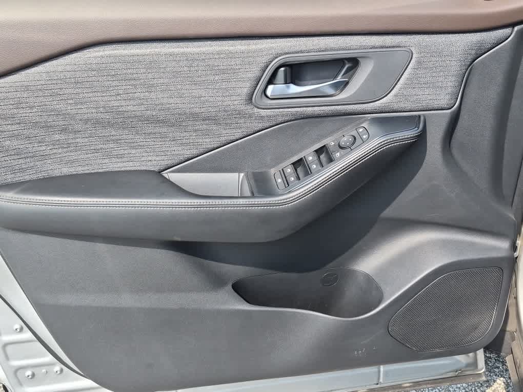 Used 2021 Nissan Rogue SV AWD/4WD image 9