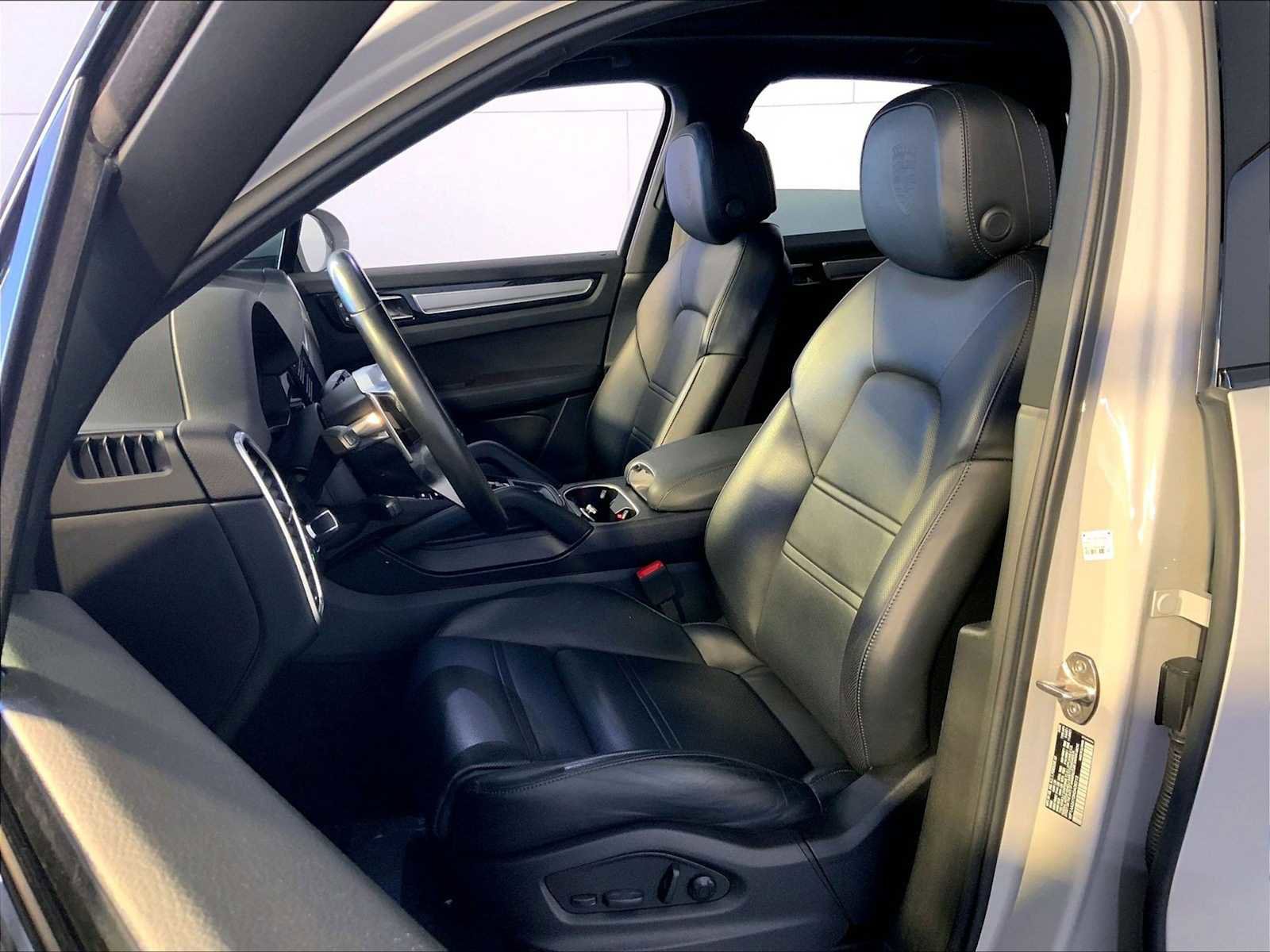 Certified 2022 Porsche Cayenne Platinum Edition image 9