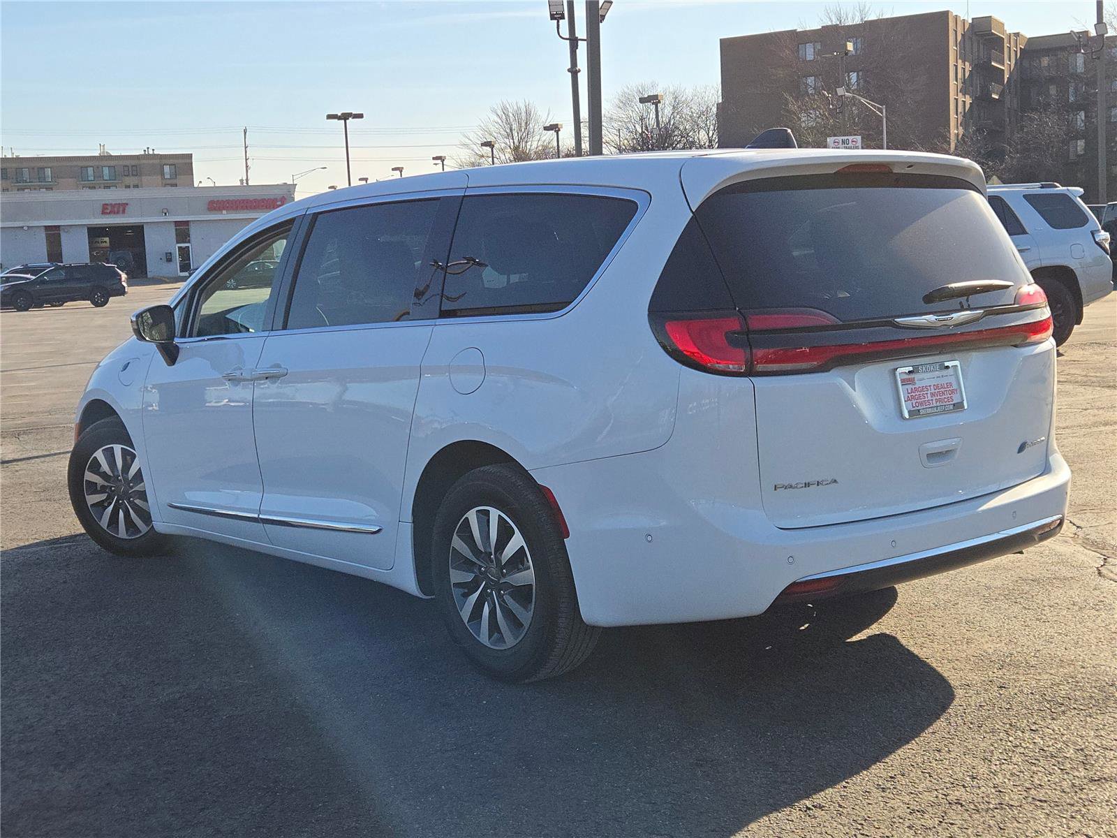 Used 2023 Chrysler Pacifica Limited w/ Uconnect Theater Family Group image 18