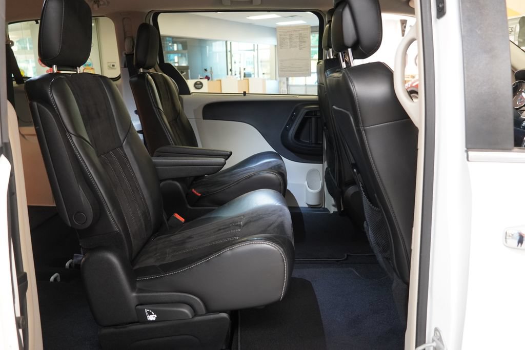 Used 2014 Chrysler Town & Country Touring-L FWD image 31