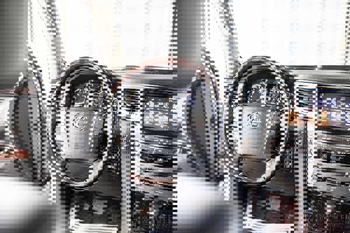 Used 2015 Lexus LX 570 4WD w/ Luxury Package image 40