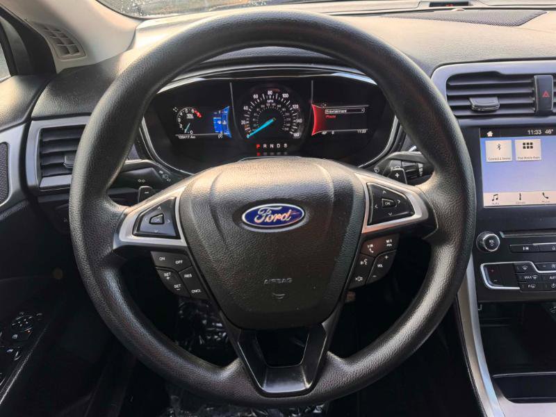 Used 2017 Ford Fusion SE w/ Fusion SE Technology Package image 19