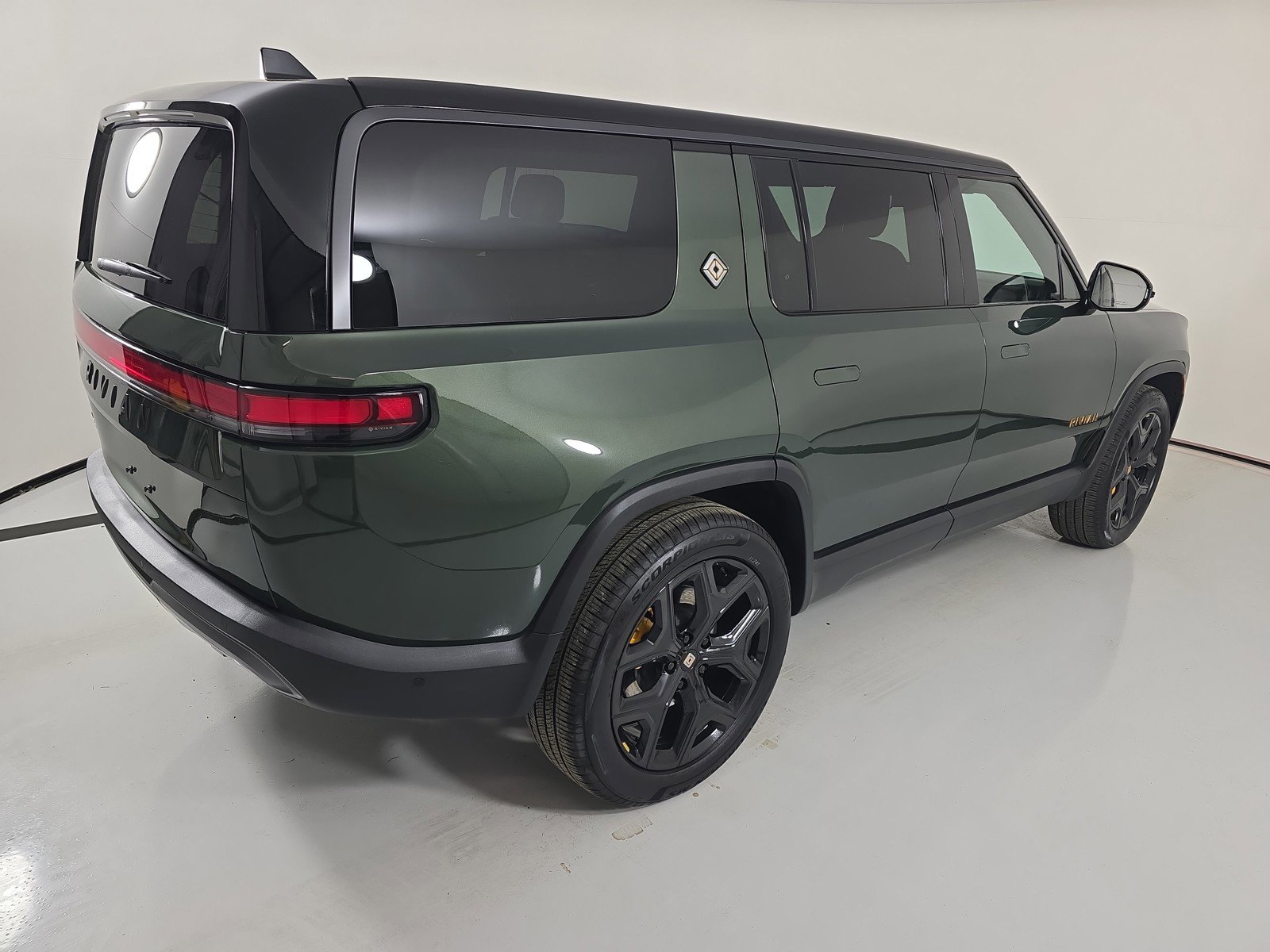 Used 2025 Rivian R1S Premium image 5