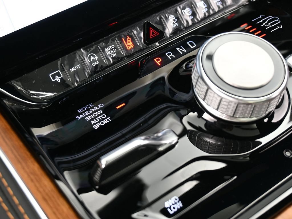 Used 2024 Jeep Grand Wagoneer Series III AWD/4WD image 24