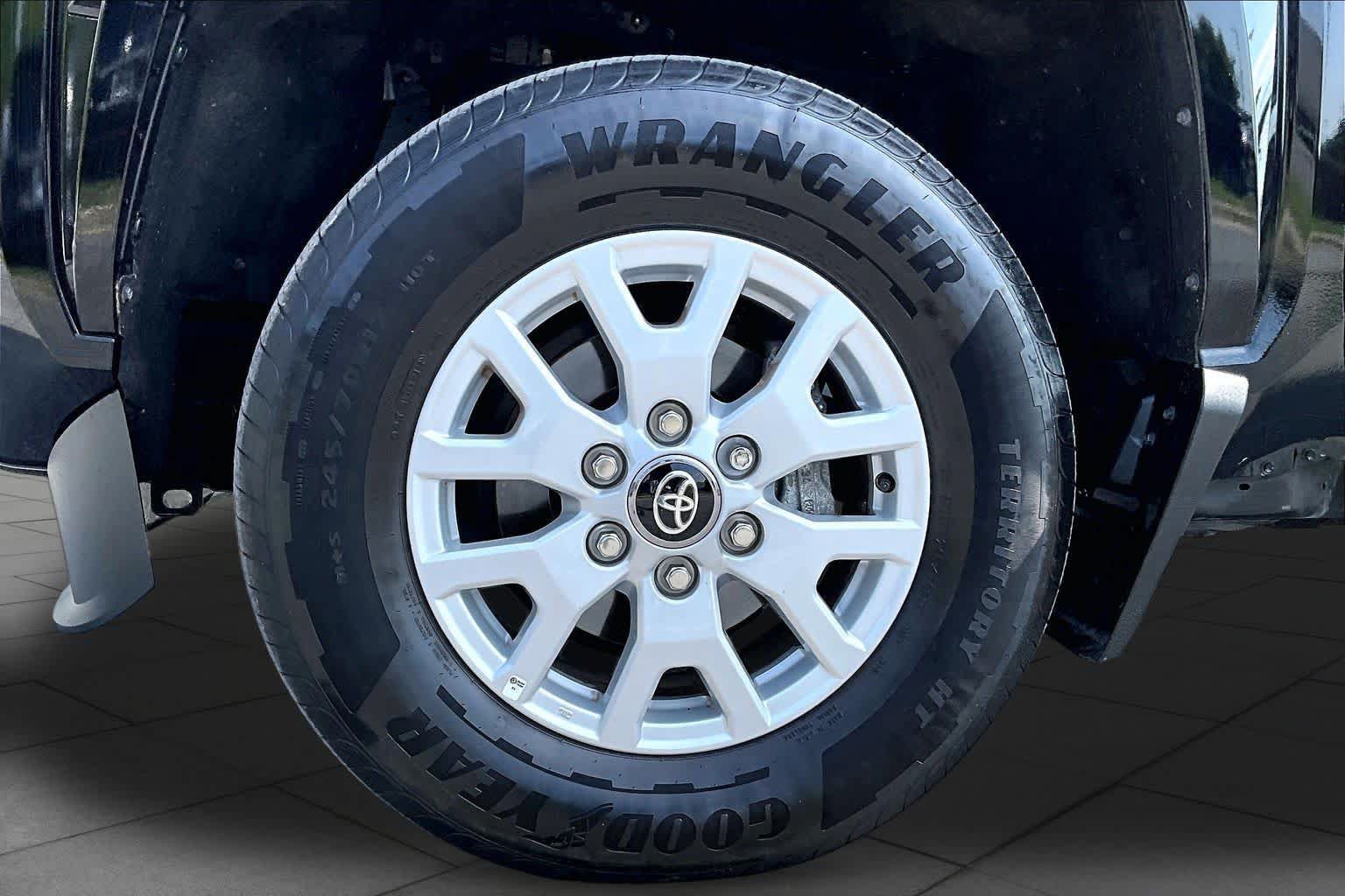 Used 2025 Toyota Tacoma SR5 AWD/4WD image 11