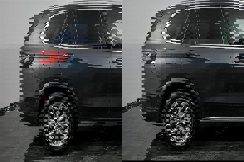 Used 2022 BMW X5 xDrive40i w/ Premium Package image 11