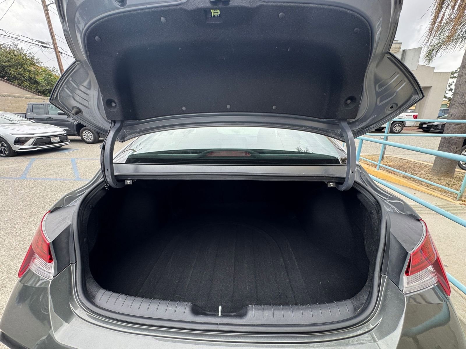 Used 2025 Hyundai Elantra Limited FWD image 34