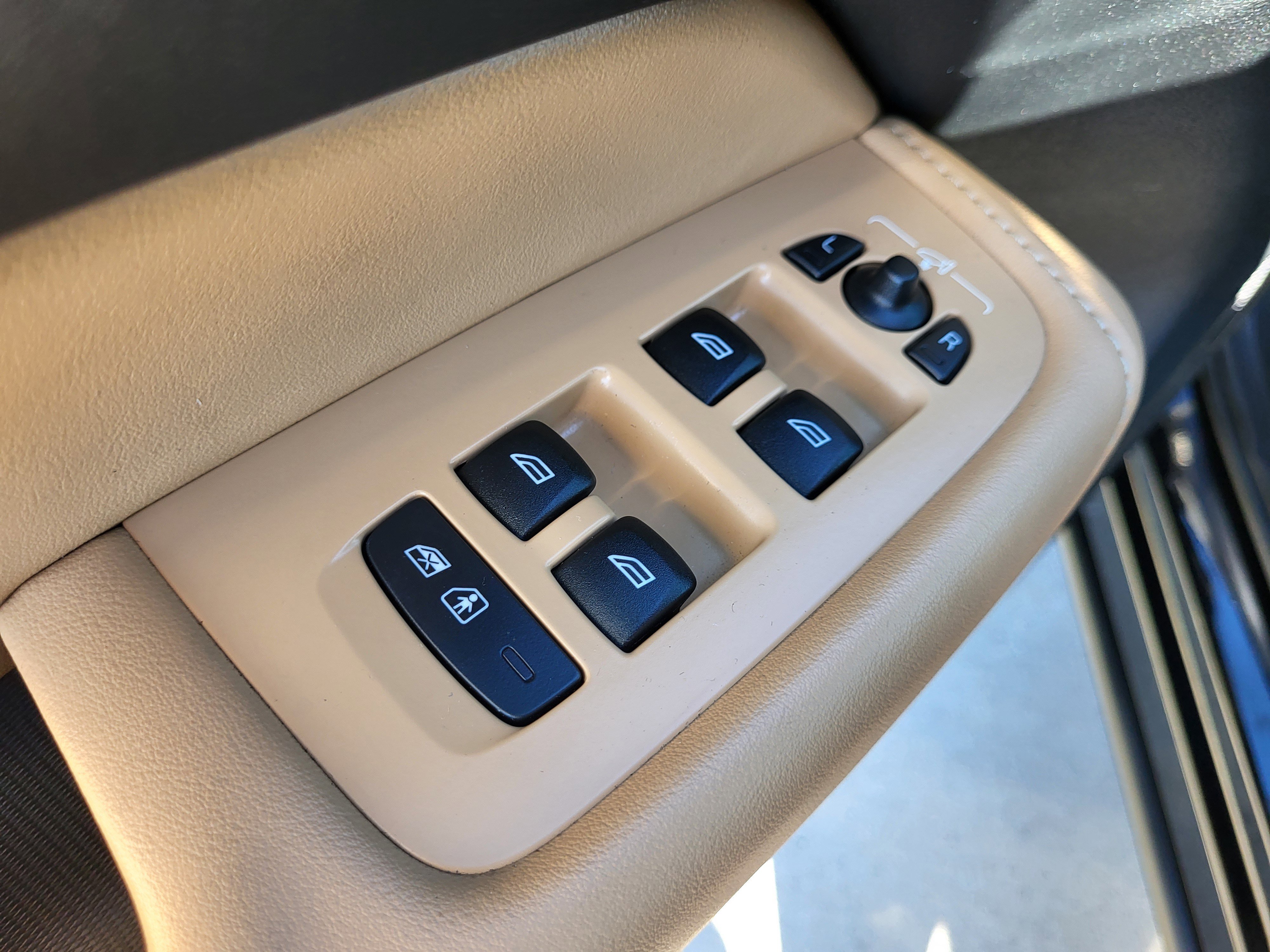 Certified 2023 Volvo XC60 B5 Ultimate w/ Protection Package Premier image 10