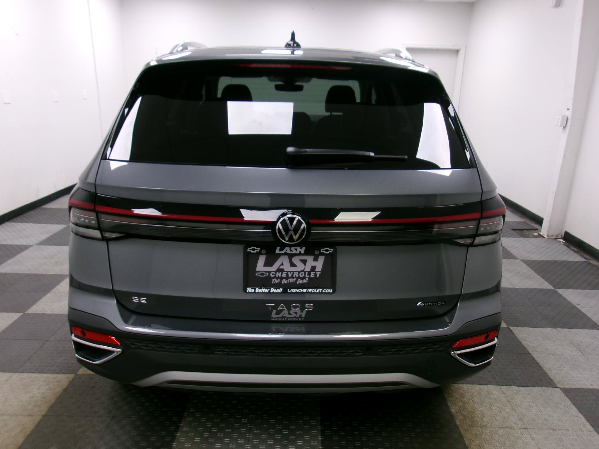 Used 2025 Volkswagen Taos SE AWD/4WD image 14