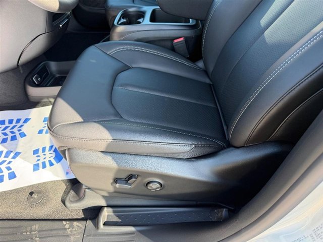 New 2026 Chrysler Pacifica Select w/ S Appearance Package image 22