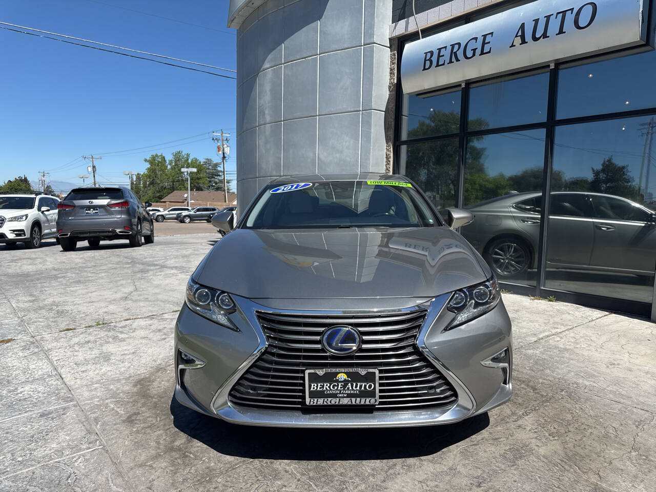 Used 2017 Lexus ES 300h w/ Luxury Package FWD image 2