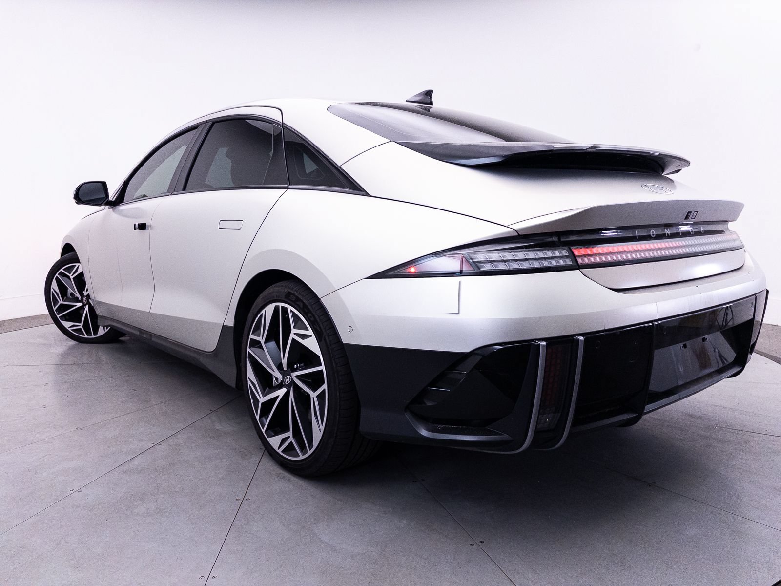 Used 2023 Hyundai Ioniq 6 Limited RWD image 2