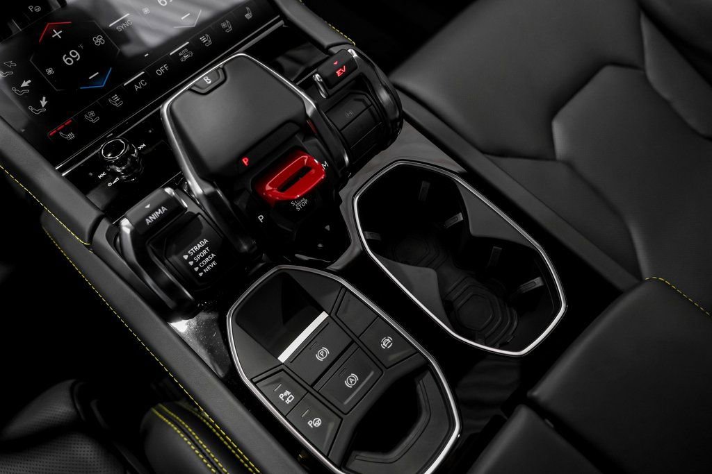 Used 2025 Lamborghini Urus Performante AWD/4WD image 23