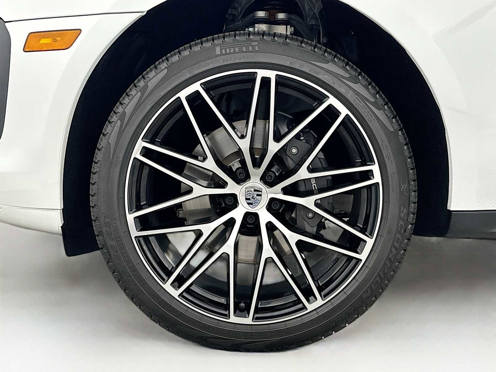 Certified 2025 Porsche Macan AWD/4WD image 32