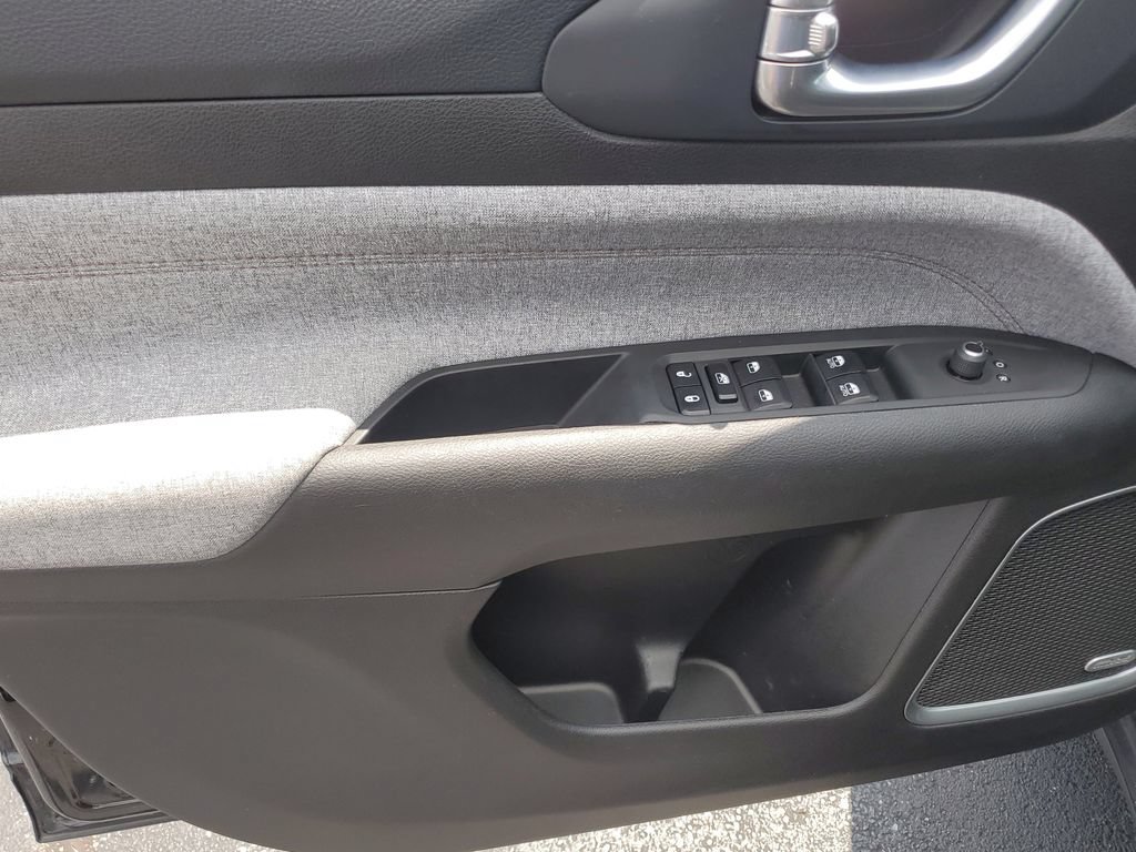 Used 2024 Jeep Compass Latitude w/ Sun and Sound Group AWD/4WD image 21