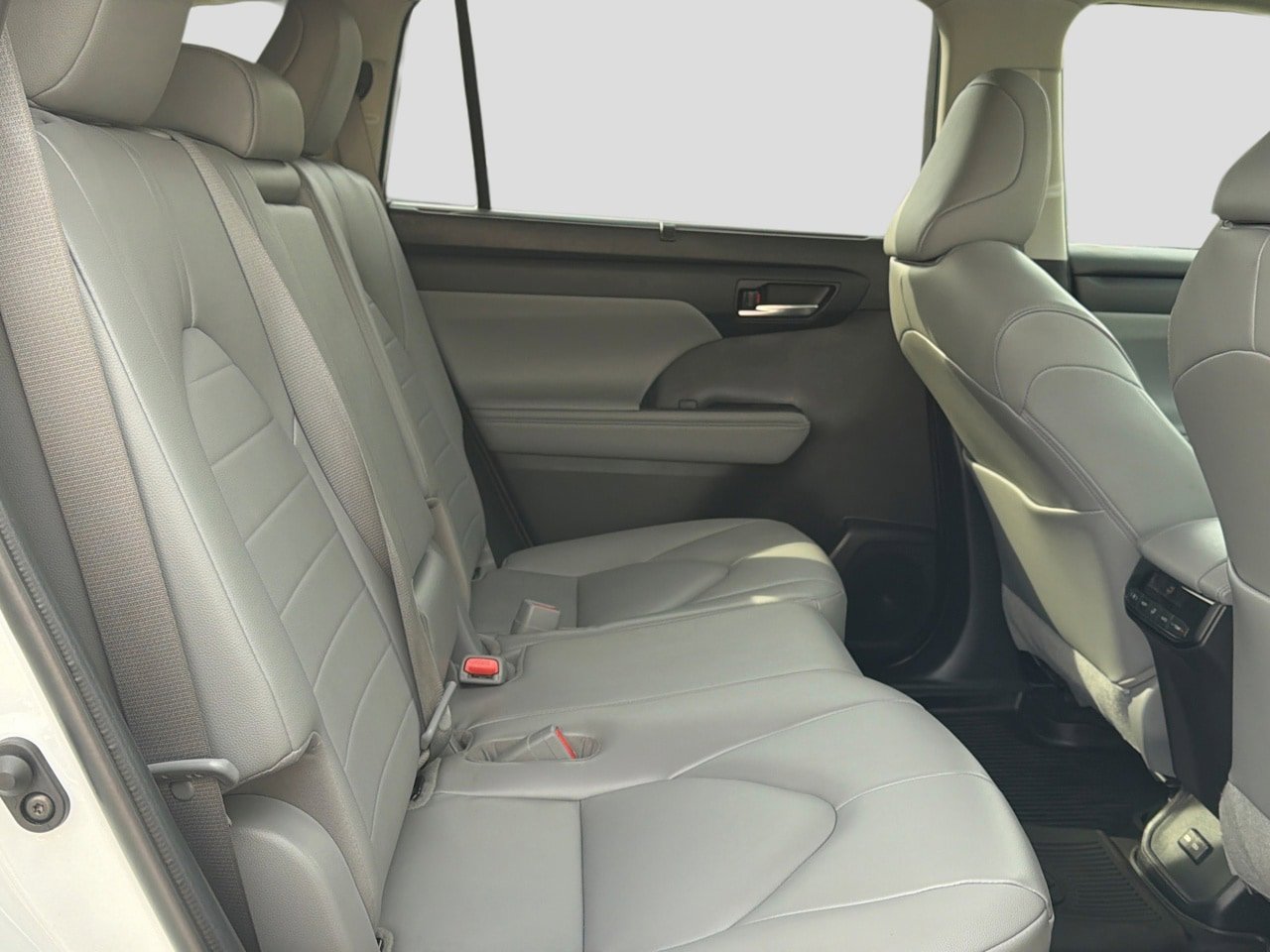 Used 2023 Toyota Highlander XLE AWD/4WD image 22