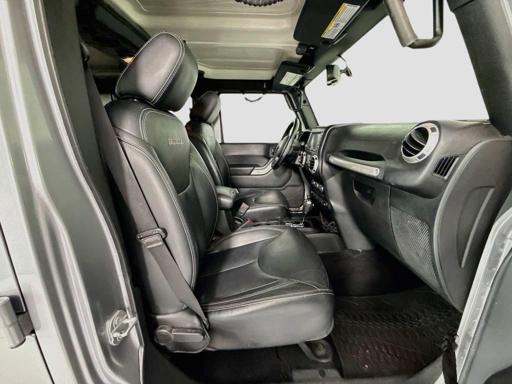 Used 2017 Jeep Wrangler Unlimited Sahara w/ Connectivity Group AWD/4WD image 19