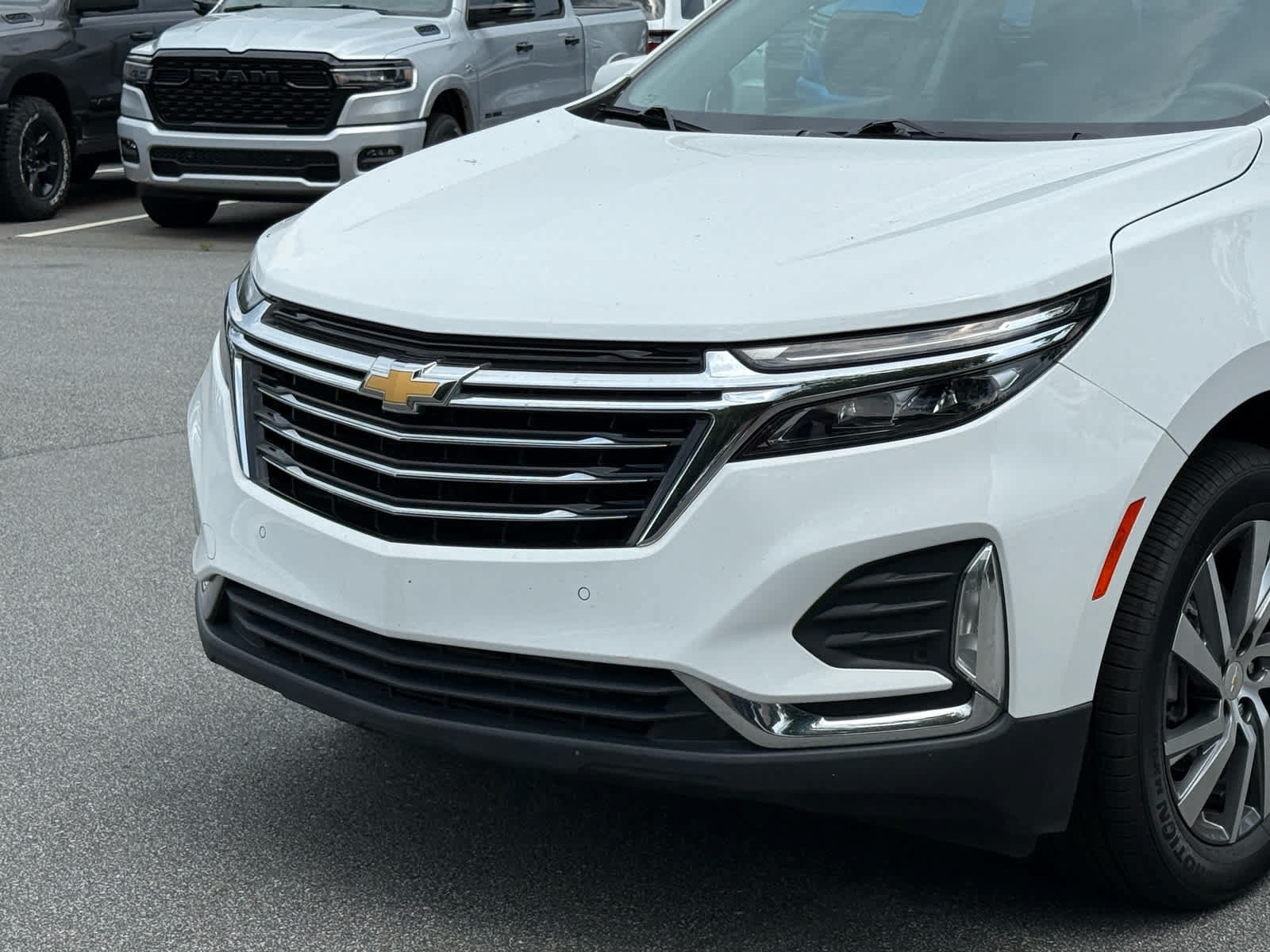 Used 2022 Chevrolet Equinox Premier AWD/4WD image 9