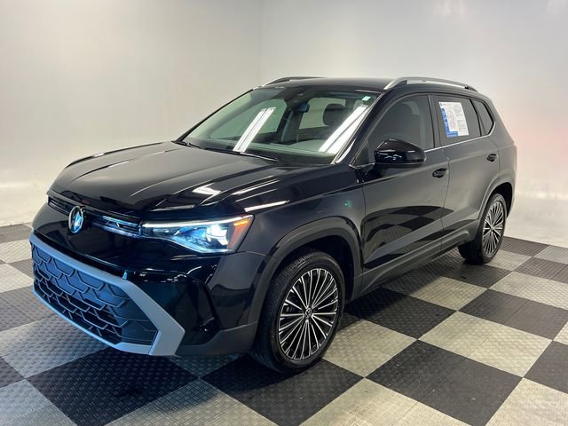 Certified 2025 Volkswagen Taos SE image 3