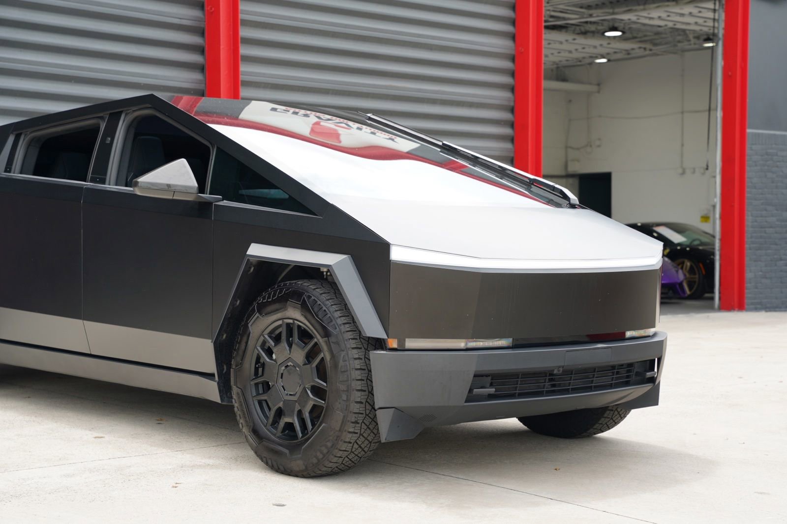 Used 2025 Tesla Cybertruck AWD Crew Cab image 9