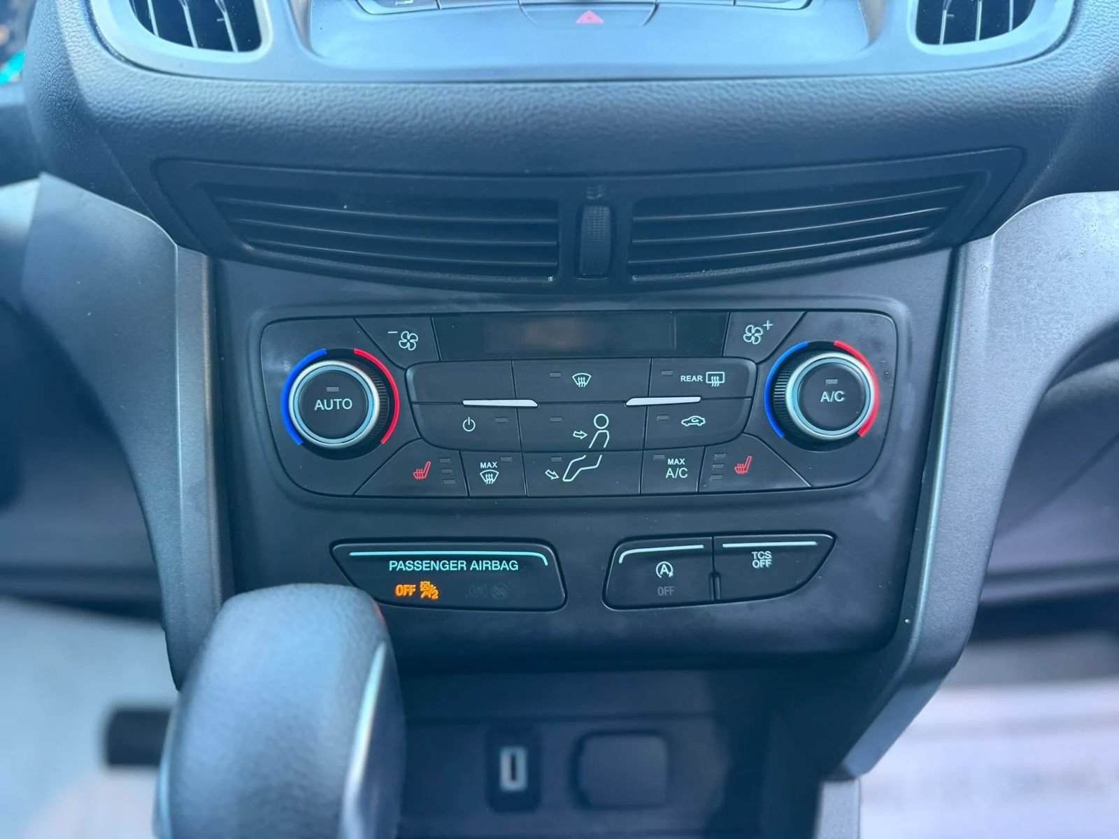 Used 2018 Ford Escape SE w/ SE Sync 3 Package AWD/4WD image 19