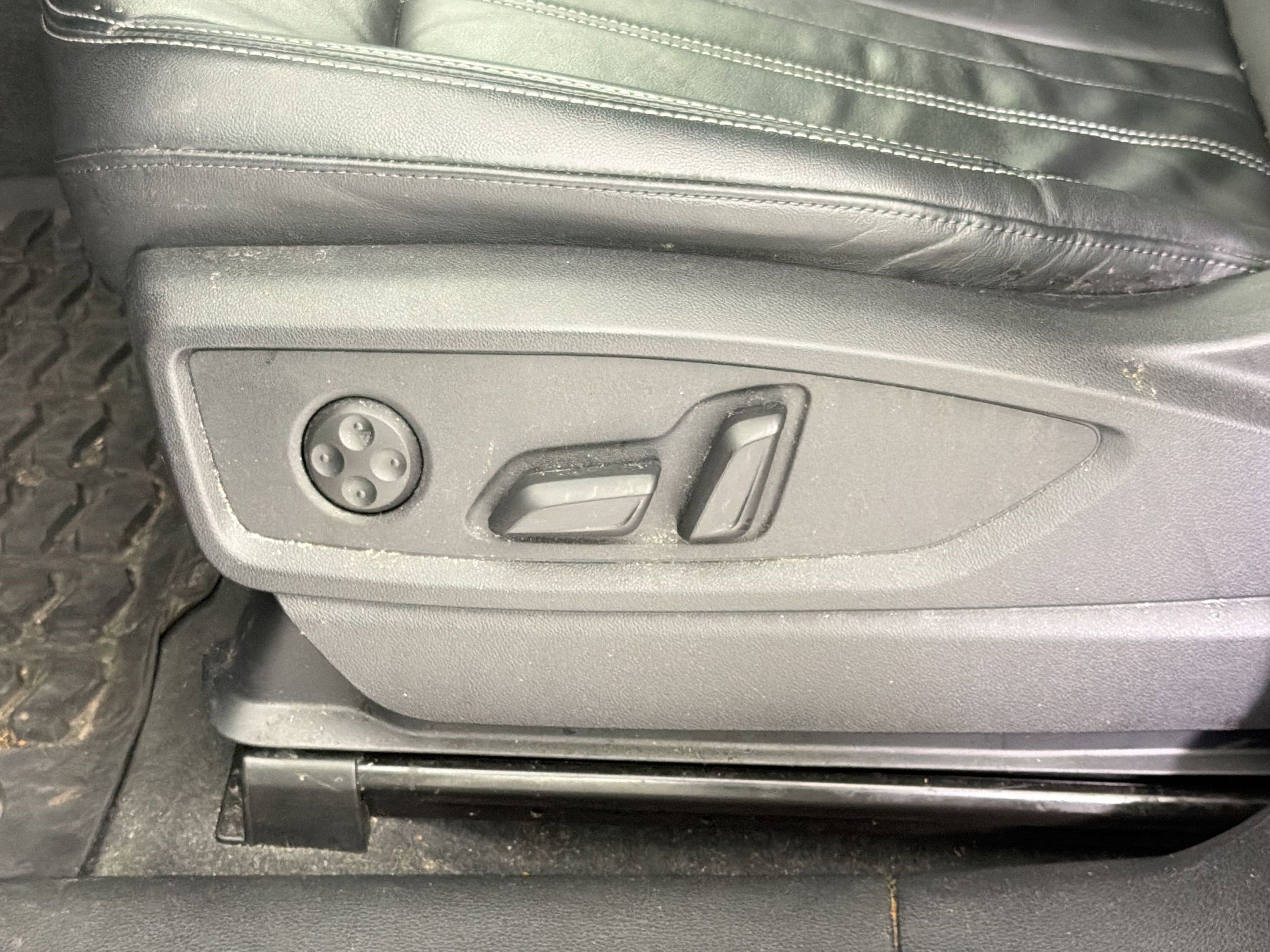 Used 2023 Audi Q5 2.0T Premium w/ Convenience Package image 14