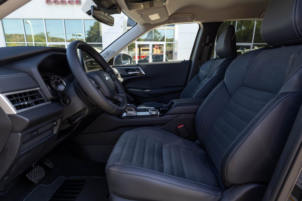 Used 2025 Mitsubishi Outlander SE image 23